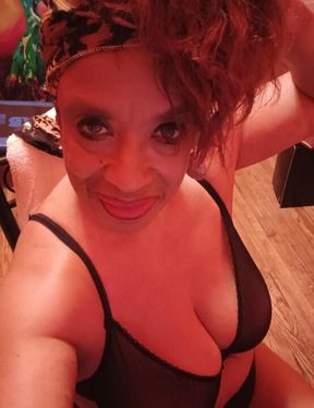 Chit Chat, relax and chill in LadyLeoLne's Playhouse