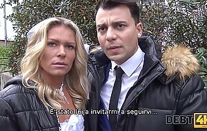 DEBT4k. Un grosso debito e il motivo per cui la ragazza viene scopata in presenza dello sposo