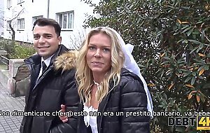 DEBT4k. Un grosso debito e il motivo per cui la ragazza viene scopata in presenza dello sposo