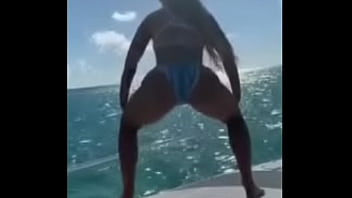 Lu&iacute_za sonsa rebolando sua bela bunda semi nua mostrando sua buceta