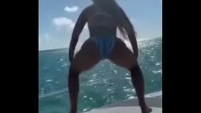 Lu&iacute_za sonsa rebolando sua bela bunda semi nua mostrando sua buceta