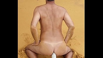 Ladysilva pelada na praia brincando com um pau na sua bunda gostosa de marquinha