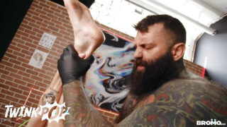 Szopás, kézimunka, jelmez – tetovált Lev Ivankov és Markus Kage nagy faszokon kefélnek a seggükben