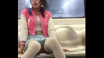 Hermosa femboy viajando en el metro, y mostrando las bragas a desconocidos