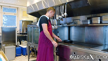MARISKAX Don's in the kitchen making a Mariska creampie