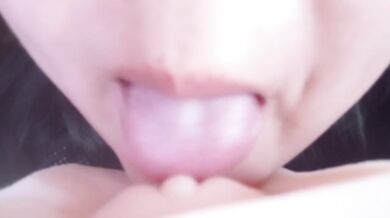 Japanese BBW rubs her toy to a shaking climax