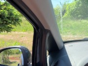 Riskantes Wichsen im Auto auf Öffentlichem weg mit pinkem Busch