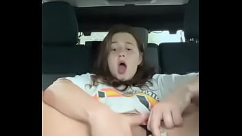 Gordita loca se masturba en el auto (AlanaRose8)