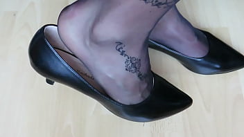 Andres Machado low heeled pumps, nylons, anklet and tattoos - shoeplay by Isabelle-Sandrine