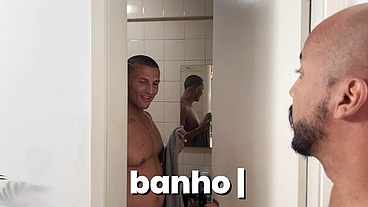 Flagrei meu amigo no banho e meti a rola nele