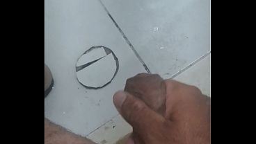 Homem maduro gordo se masturbando e gozando mostra como um pau natural funciona