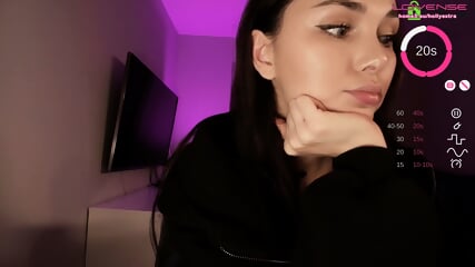 Die Einsame Natrliche Frau Spreizt Ihre Beine Und Befriedigt Sich Selbst Vor Der Laufenden Kamera Whrend Einer Privaten Stunde