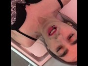Sophie Ice est une salope urophile qui se pisse dessus la bouche ouverte