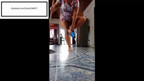Brig_Sexi_Hot Mops floor and itches feet