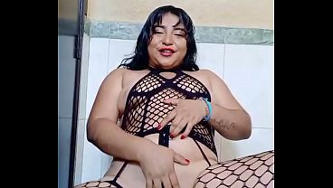 Putiesposa caliente se encierra en el ba&ntilde_o a correrse porque en el barrio ay un vato que le tiene ganas