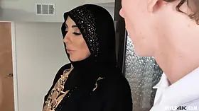 Muslim wifey takes the it guy's dick
