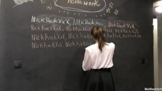 Teenie-Schulmädchen wird von ihrem Lehrer anal bestraft