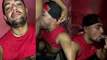 NO BANHEIRO DA BALADA CURTINDO COM MACHOS GAYS.