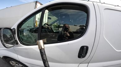 Domina stellt Amazon Prime Typ zur Rede