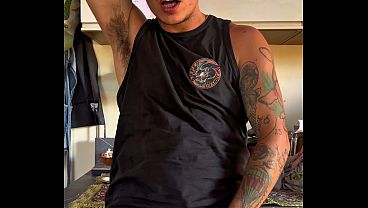 Hombre Trans se masturba en la cocina