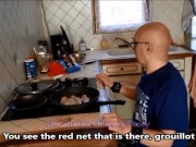 VOST engl - Cet inférieur soumis et chaste prépare le repas.