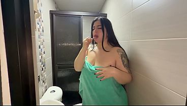 Un accidente en el ba&ntilde_o que nadie esperaba, mi cu&ntilde_ada tiene el culo muy estrecho.