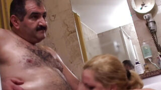 Eva Anders se fait baiser son gros cul dans la salle de bain