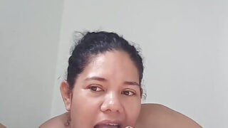 Blowjob, handjob – moden latinamerikansk hore blir rumpet og får en rotete anal creampie
