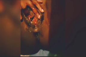SOLO EBONY SQUIRTING - black pussy getting rubbed