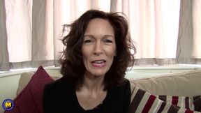 Gorgeous mature vibrates her hairy cunt at the casting