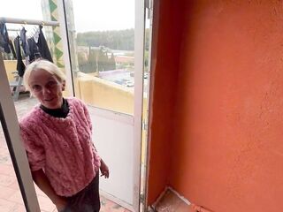 ACCIDENTAL ORAL PLEASURE IN THE LAUNDRY ROOM - THE PAINTER CUMS IN MY THROAT