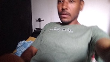 Moreno ator porno brasileiro se masturbando em seu quarto