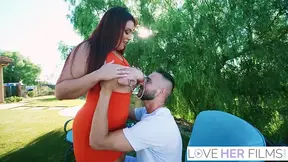 Hot Scarlett Venom's outdoor bareback smashing
