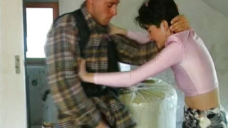 Cô gái tóc nâu trưởng thành nhỏ nhắn với bộ ngực nhỏ bị đập mạnh tư thế doggy trong cảnh quay cổ điển này
