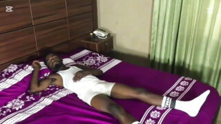 Siyahi adam, amatör Asyalı eşcinsel fahişenin kalçasını, özensiz bir oral seksin ardından çıplak bir şekilde sertçe beceriyor.