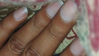 Молодые и пожилые индийские девушки-любительницы занимаются оральным сексом в позе 69, а затем их трахают в задницу с эякуляцией на лицо.