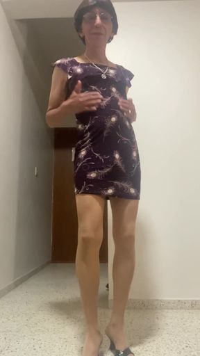 Modelando con la ropa de mi mujer y bien maquillada