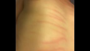 Mon corps nue et griff&eacute_ sous le ruissellement de l&rsquo_eau chaude de la douche