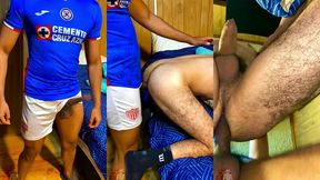 jugador latino futbolista me prena el culo con el uniforme