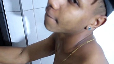 NOVINHO DOTADO NO PONTO DE ONIBUS