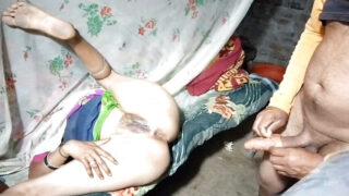 Uma gostosa de 18 anos tem a bunda arrombada com força