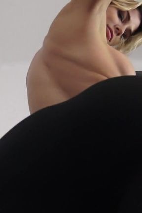 Curvy Ass Shaking and POV Face Sitting in Black Leggins and Shiny Spandex Leggins Bei Big Butt Amazone Amanda.