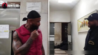 Sementales gays amateurs tatuados y uniformados adoran enormes pollas negras antes de una intensa follada anal.