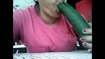 Se&ntilde_ora chupando pepino