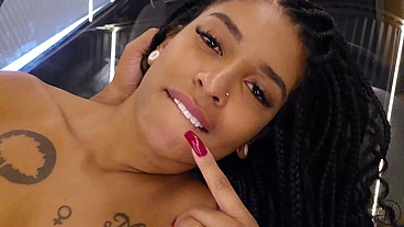ARIELLA FERRAZ dando gostoso em cima do carro!