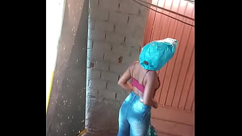 bunda grande e vermelha da pequena  esposa puta