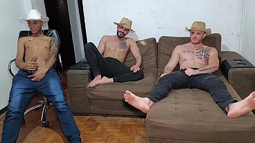 Os agroboys se masturbando ate gozar