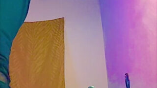 สาวประเภทสองสะโพกอวบอั๋นสวมชุดเดรสรับอวัยวะเพศชายสีดำขนาดใหญ่เข้าไปในรูทวารอย่างลึกซึ้ง