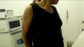 seduce , provoca y se coje al plomero
