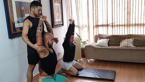 eu e o professor leonan davis fudemos o rabao gostoso do petrick garcia na aula de yoga!